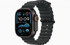 Apple Watch Ultra 2 49 �� Titanium Case, ������/Black Ocean Band (2024)