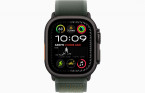 Apple Watch Ultra 2 49 �� Titanium Case, ������/Green Trail Loop (2024)
