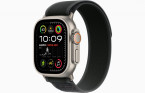 Apple Watch Ultra 2 49 �� Titanium Case, ���������/Black Trail Loop (2024)